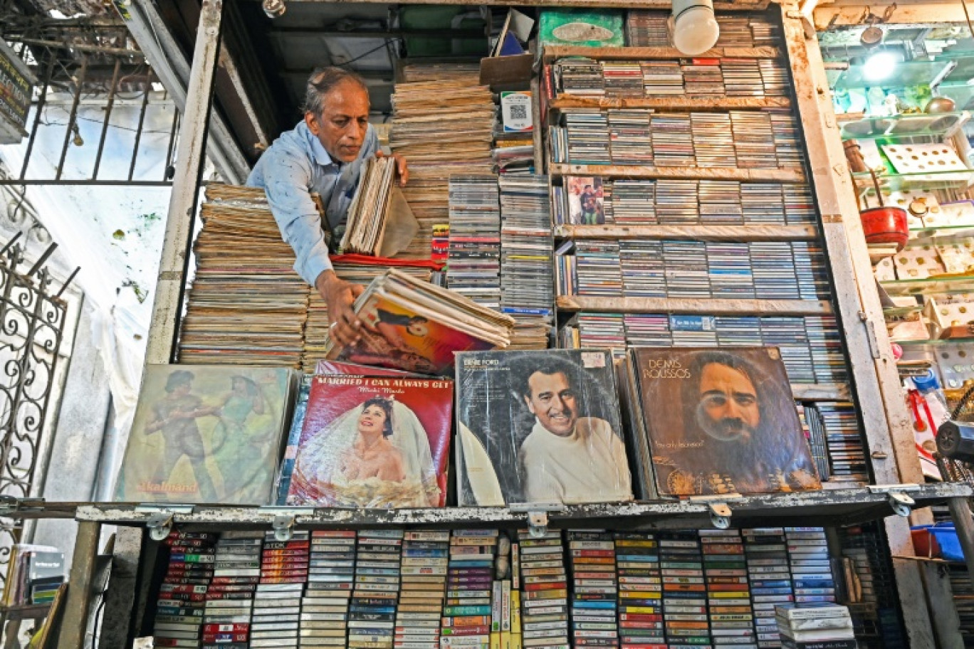 Abdul Razzak dispose des vinyles dans sa boutique Royal Music Collection, le 4 octobre 2024 à Bombay © Indranil MUKHERJEE