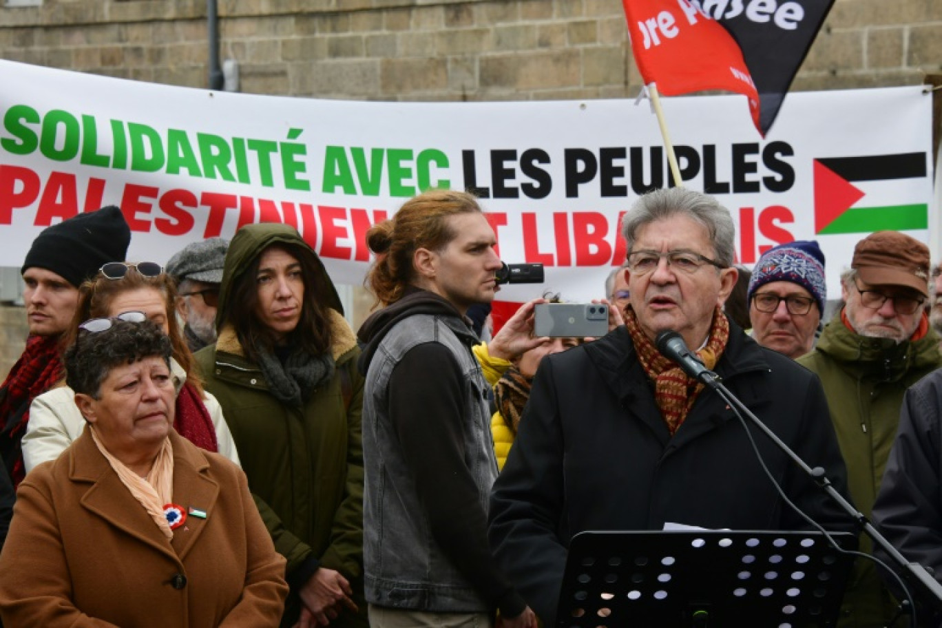 Le leader de la France insoumise Jean-Luc Mélenchon lors de son discours devant le monument aux morts de Gentioux-Pigerolles dans la Creuse (centre du pays) le 11 novembre 2024 © Pascal LACHENAUD