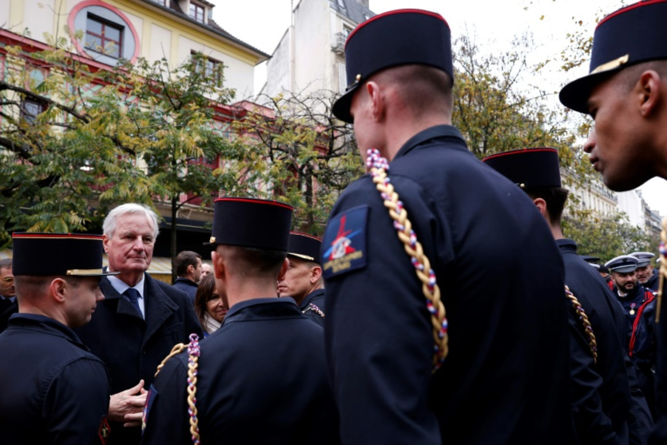 Le Premier ministre Michel Barnier rend hommage le 13 novembre 2024 à Paris devant le Bataclan à Paris aux victimes des attentats du 13 novembre 2015 © Ian LANGSDON