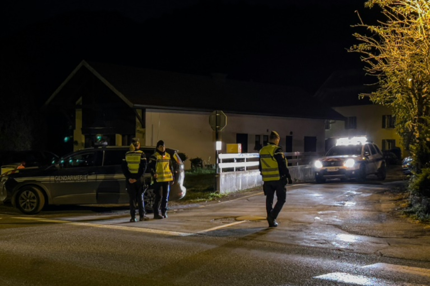 Des gendarmes à l'entrée de la rue près du lieu où trois enfants ont été retrouvés morts à Taninges, en Haute-Savoie,le 12 novembre 2024 © Elodie LE MAOU