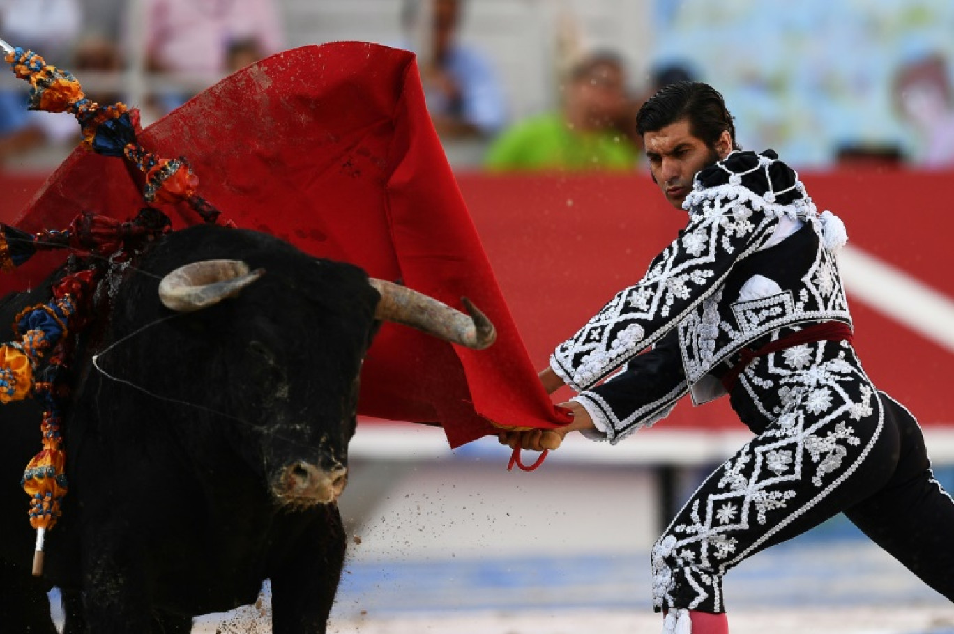 Le torero espagnol Morante de la Puebla effectue une passe lors d'une corrida de la Feria du Riz, à Arles, le 10 septembre 2016 © ANNE-CHRISTINE POUJOULAT