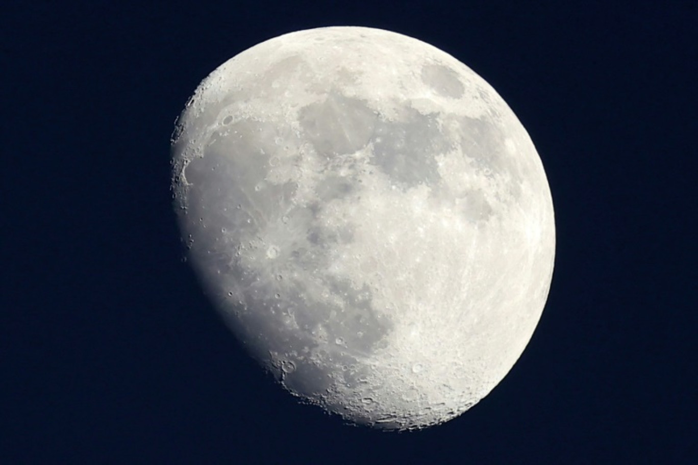 La lune se lève au sud de Doha, au Qatar, le 12 novembre 2024. © KARIM JAAFAR