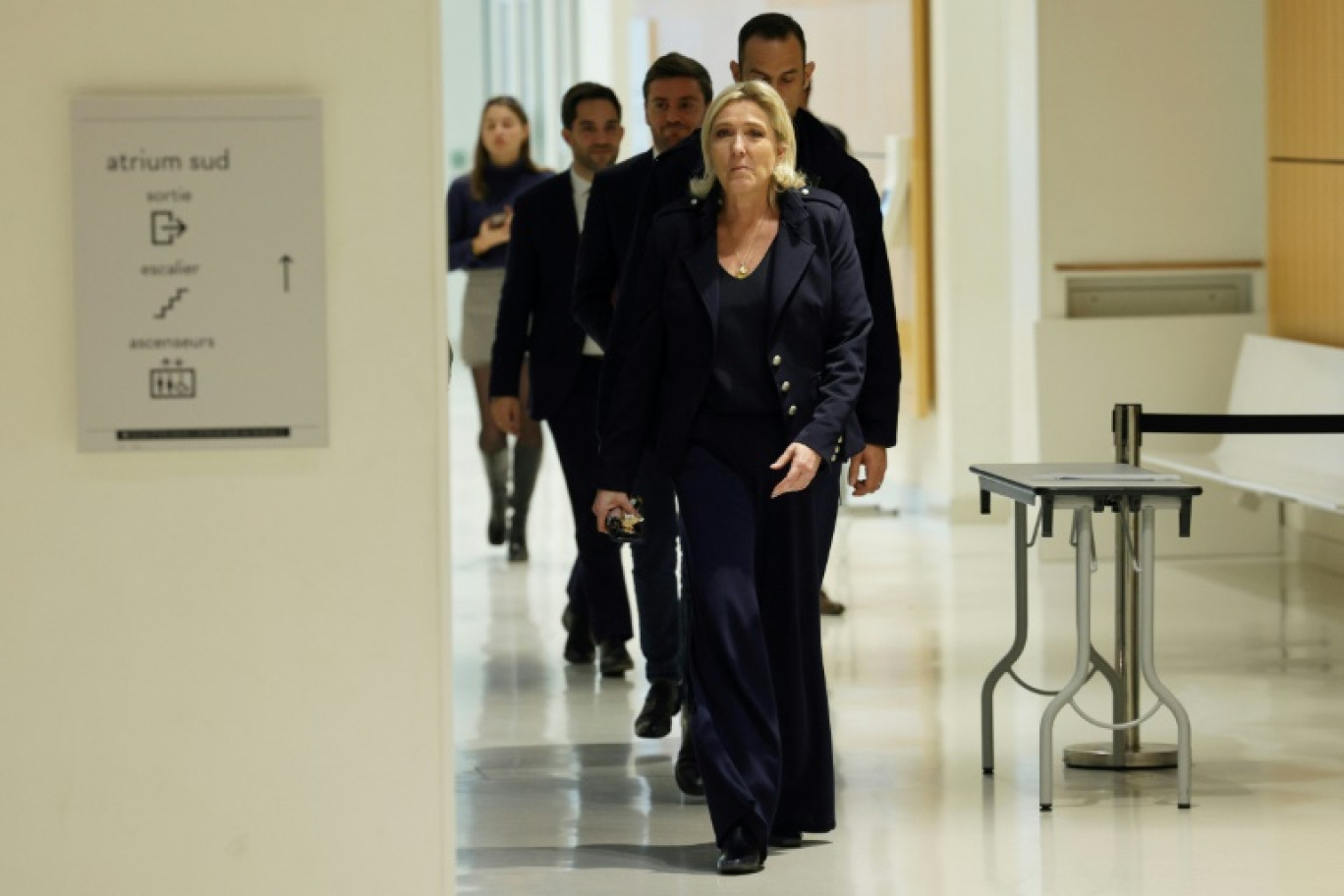 Marine Le Pen, cheffe de file du Rassemblement national, sort de la salle d'audience lors d'une pause dans le procès des assistants parlemantaires du RN, le 13 novembre 2024 à Paris © GEOFFROY VAN DER HASSELT