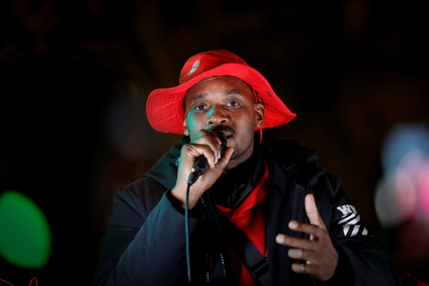 Rodrigue Petitot, à la tête du Rassemblement pour la protection des peuples et des ressources afro-caribéens (RPPRAC), donne un discours à Paris contre la vie chère en Outre-mer le 3 novembre 2024 © GEOFFROY VAN DER HASSELT