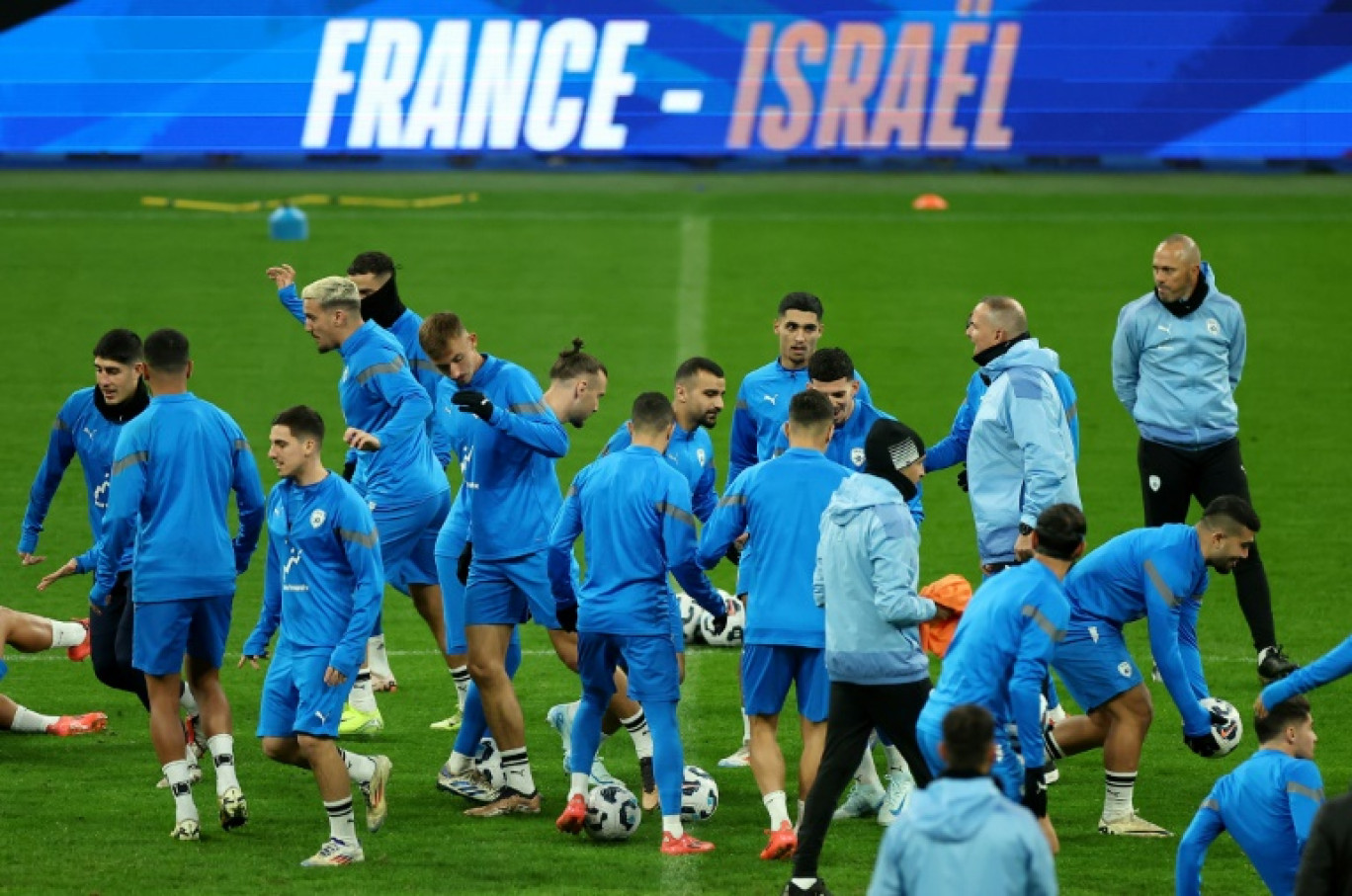 La sécurité contrôle les supporters avant le match de football France-Israël au Stade de France à Saint-Denis, le 14 novembre 2024 © FRANCK FIFE