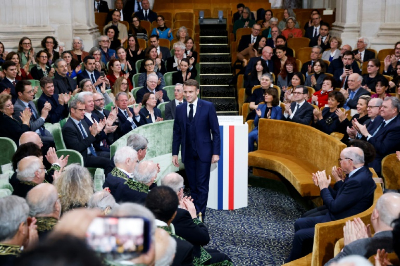 Emmanuel Macron lors de la séance solennelle de présentation de la 9e édition du Dictionnaire de l'Académie française, à Paris, le 14 novembre 2024. © Ludovic MARIN