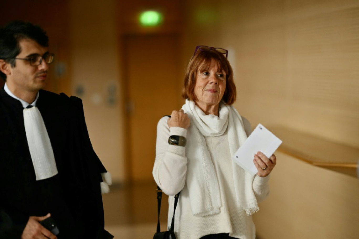 Gisèle Pelicot, accompagnée de son avocat Stéphane Babonneau, arrive au tribunal d'Avignon, le 14 novembre 2024 © Christophe SIMON