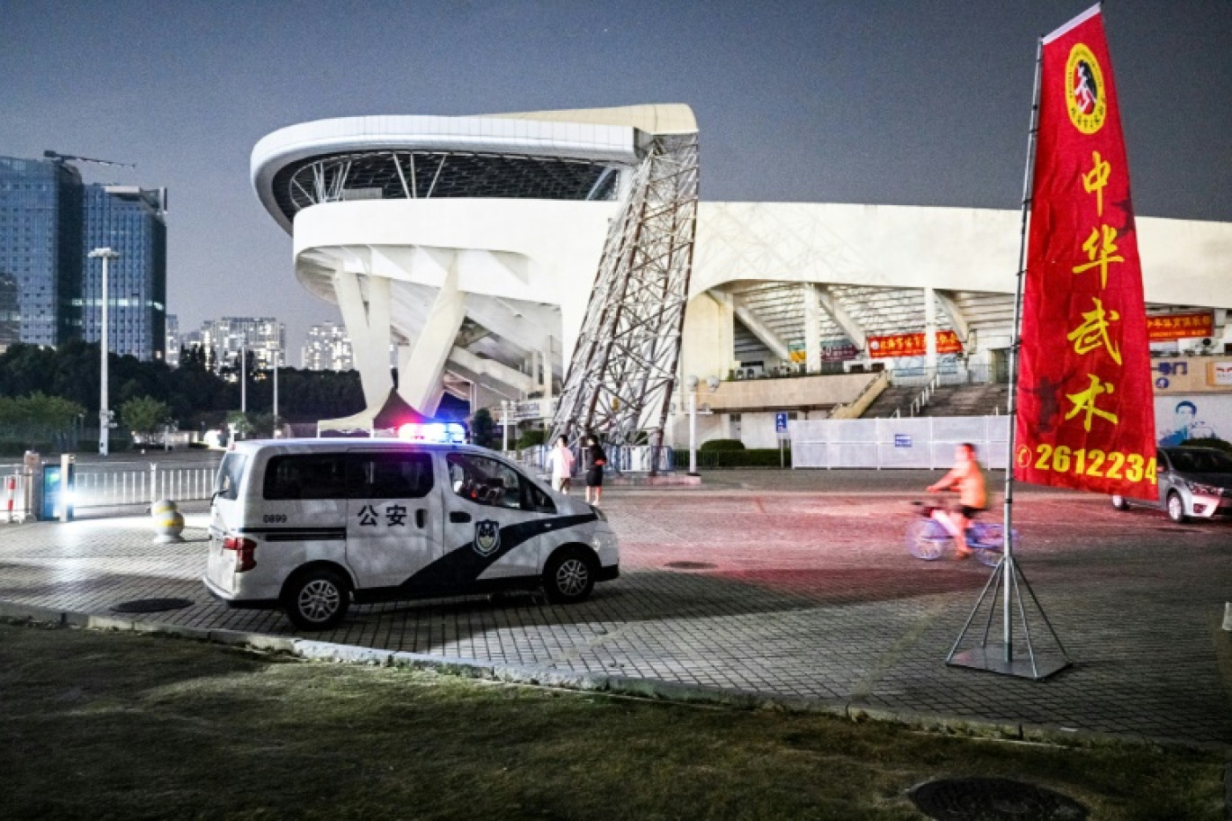 Le centre sportif de Zhuhai dans le Guangdong en Chine, au lendemain de l'attaque qui a fait au moins 35 morts et des dizaines de blessés, le 12 novembre 2024 © Hector RETAMAL