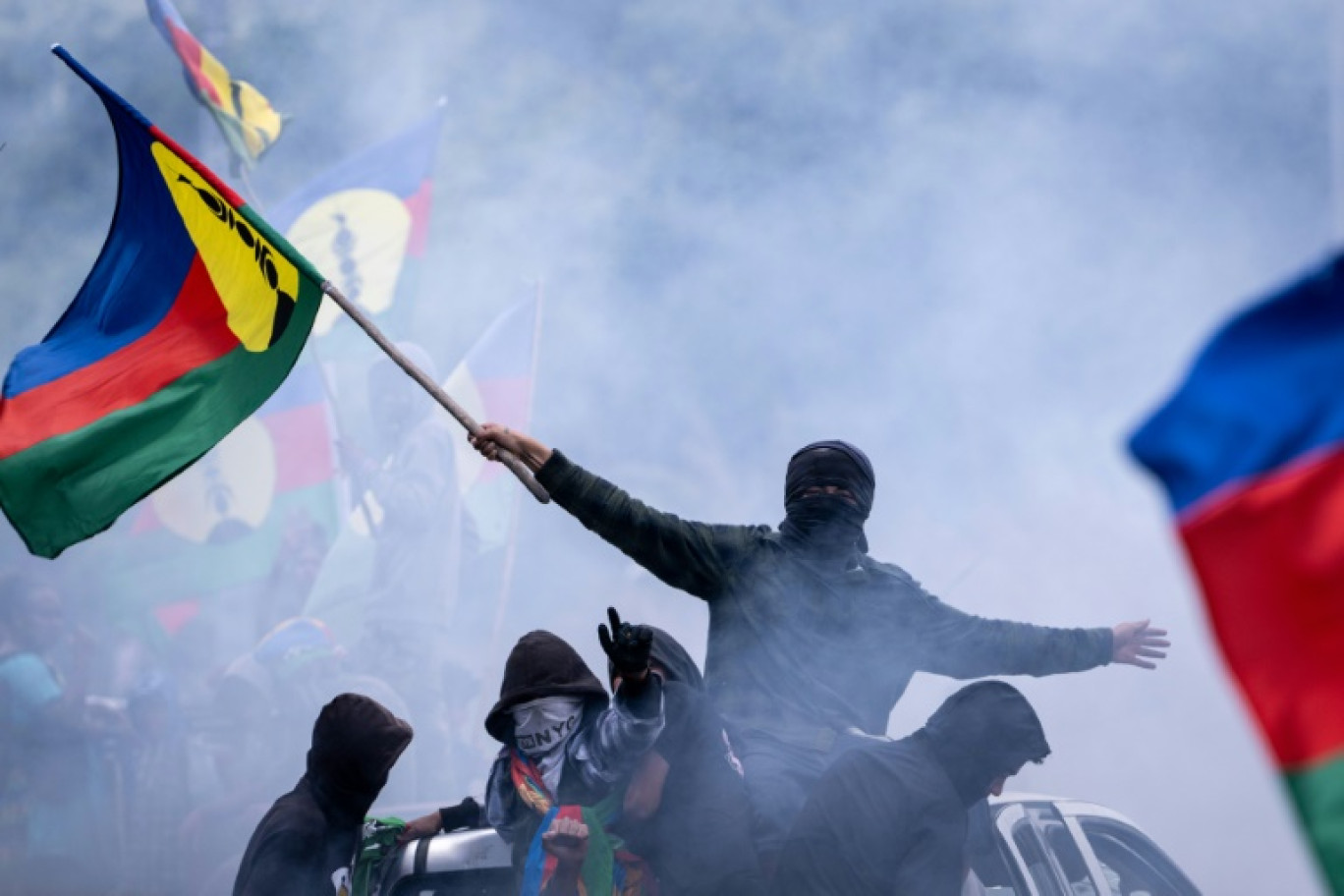 Des manifestants brandissent des drapeaux kanak à Nouméa, en Nouvelle-Calédonie, le 28 septembre 2024 © SEBASTIEN BOZON