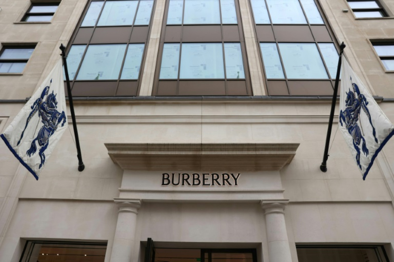 Le groupe de luxe britannique Burberry va se recentrer sur ses produits historiques, comme le fameux trench-coat, dans l'espoir de s'extirper des difficultés © CARLOS JASSO