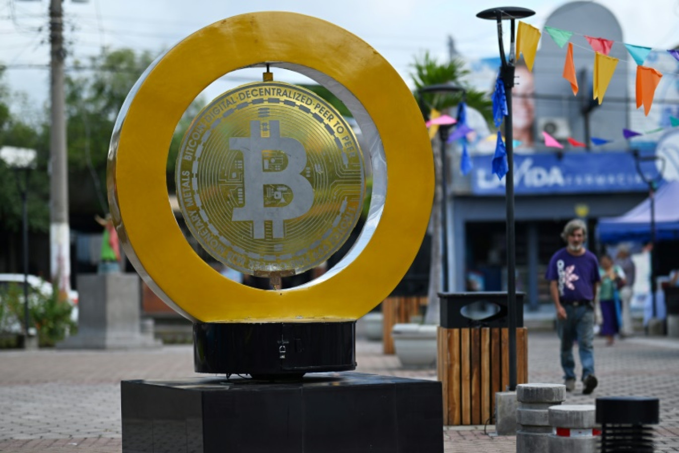 Un monument au bitcoin sur la Place Bitcoin à San Salvador, le 4 septembre 2024 © Marvin RECINOS