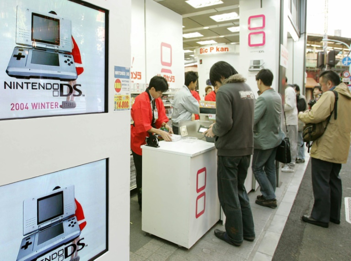 La Nintendo DS vendue dans un magasin de Tokyo le 2 décembre 2004, l'année de sa sortie © Kazuhiro NOGI