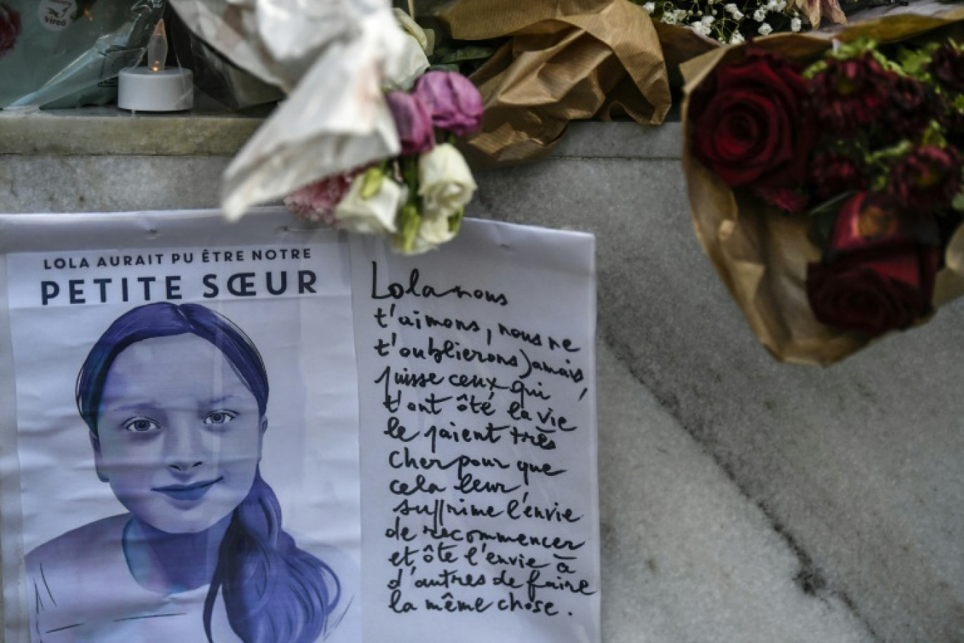 Des fleurs devant l'immeuble où vivait Lola à Paris, le 20 octobre 2022 © STEPHANE DE SAKUTIN