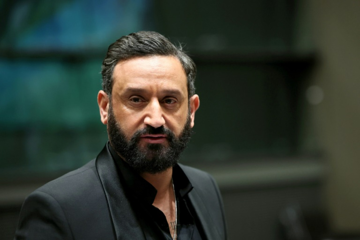 A trois mois de la fin programmée de sa fréquence, C8, la chaîne de l'animateur controversé Cyril Hanouna, monte au front devant la justice pour contester la décision du régulateur de l'audiovisuel © ALAIN JOCARD