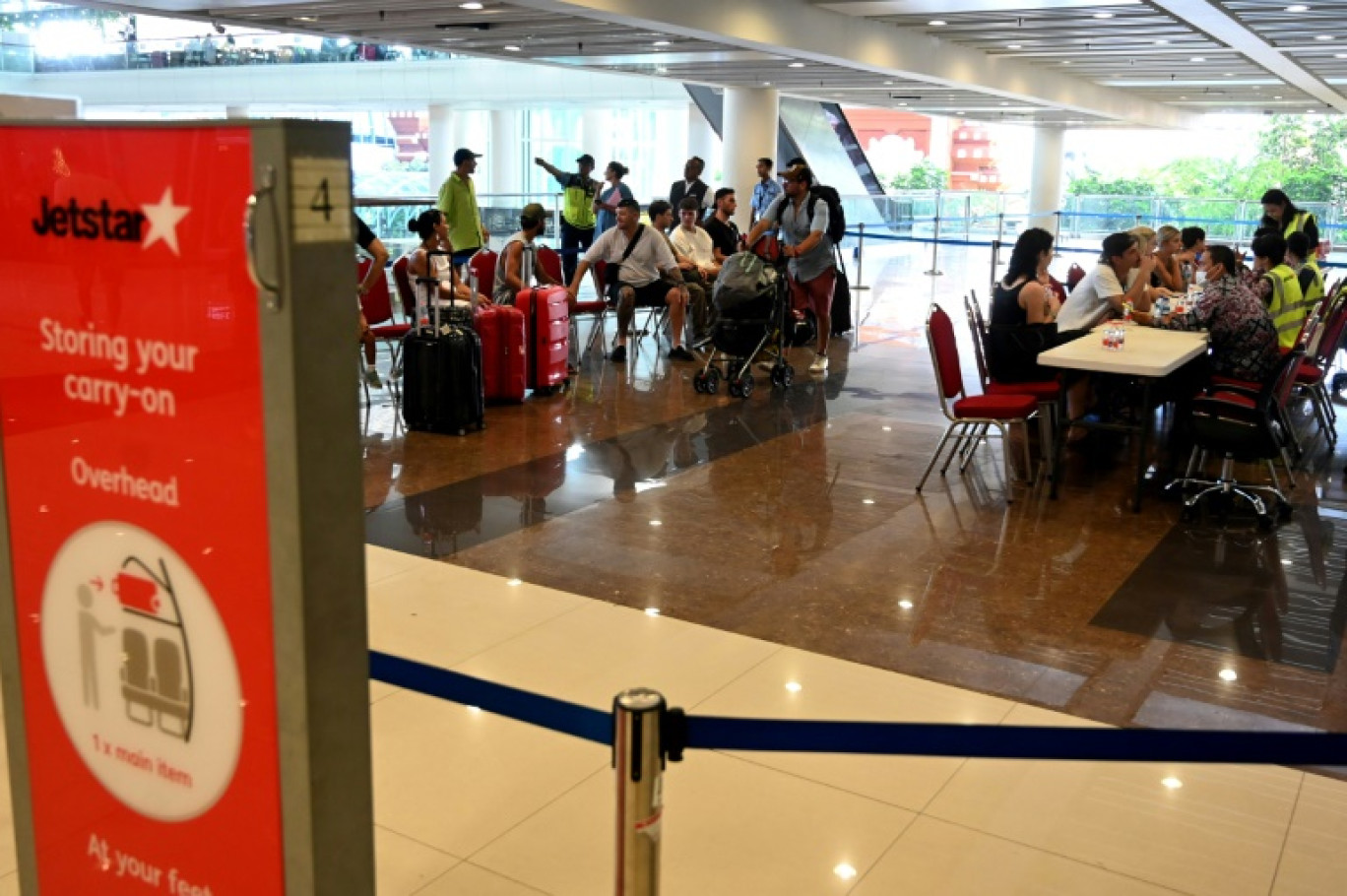 Des passagers en attente à l'aéroport de Tuban après que leur vol a été retardé à la suite d'une éruption volcanique, le 14 novembre 2024 sur l'île de Bali, en Indonésie © SONNY TUMBELAKA