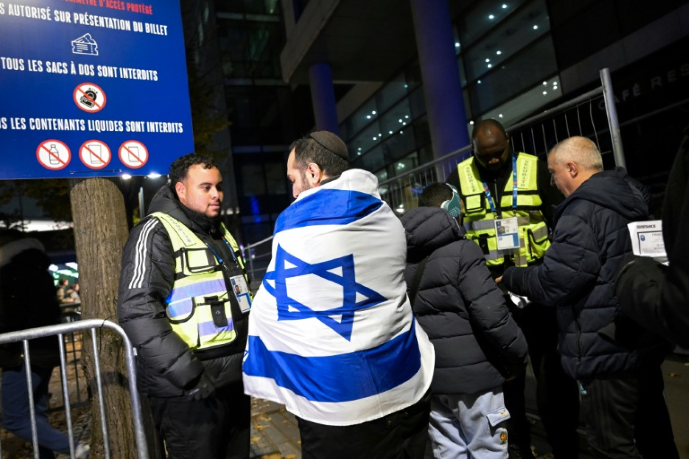 La sécurité contrôle les supporters avant le match de football France-Israël au Stade de France à Saint-Denis, le 14 novembre 2024 © Bertrand GUAY