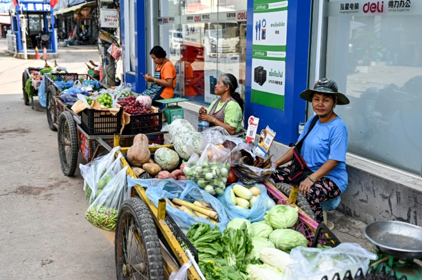 Des commerçants attendent les clients, à Ventiane au Laos, le 8 octobre 2024 © TANG CHHIN Sothy