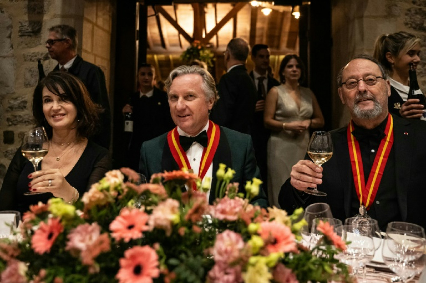 Les comédiens Dominic West, Eva Longoria, Zabou Breitman et Jean Reno, intronisés dans la confrérie des chevaliers du Tastevin lors de la 164e vente aux enchères des Hospices de Beaune (Côte-d'Or), le 16 novembre 2024 © ARNAUD FINISTRE