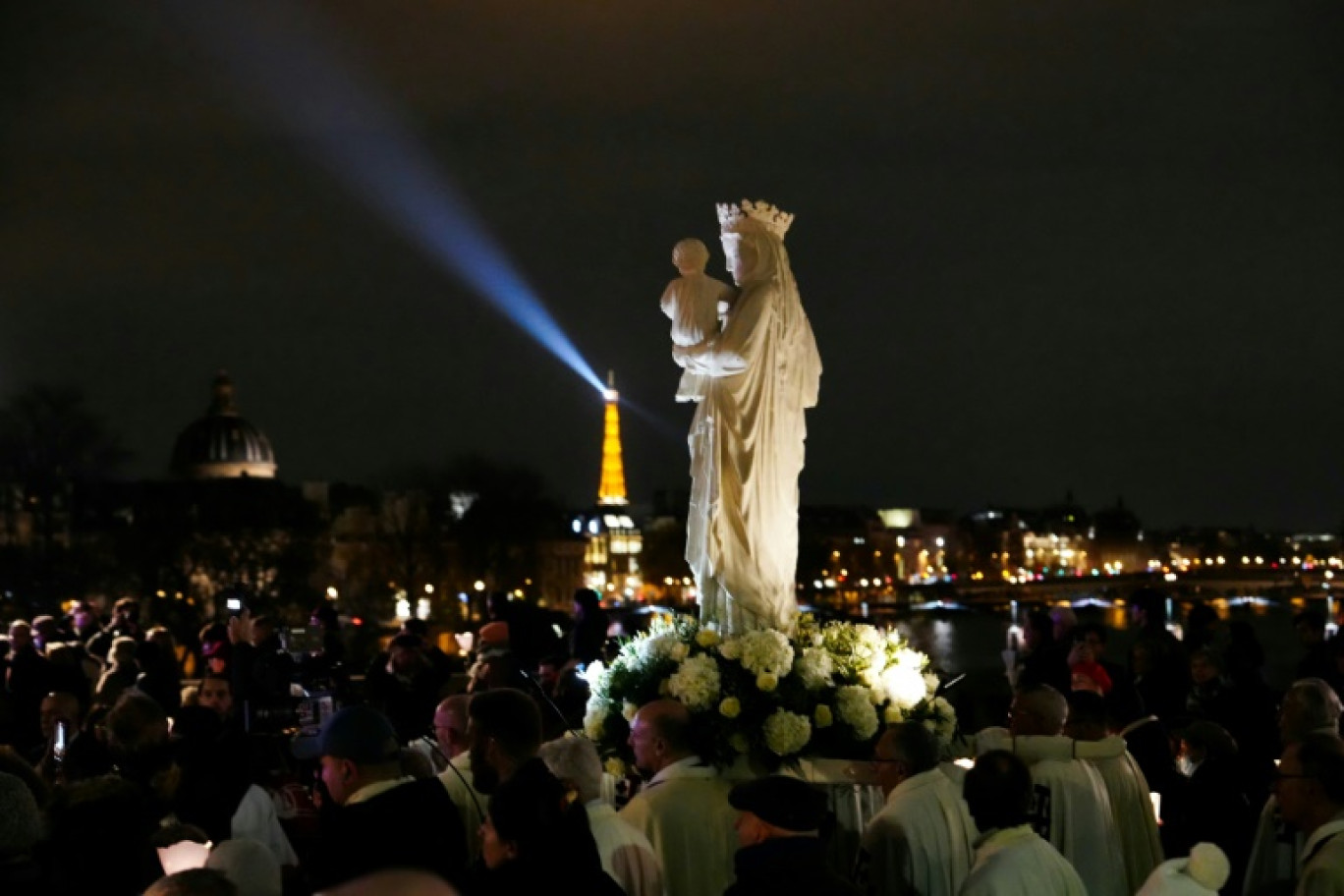 Des fidèles se dirigent vers la cathédrale Notre-Dame de Paris pour le retour de la célèbre statue la Vierge à l'Enfant, le 15 novembre 2024 © Dimitar DILKOFF