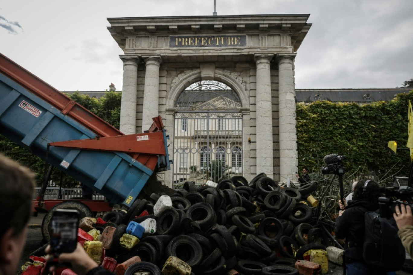 Des agriculteurs déversent des détritus devant la préfecture du Lote-et-Garonne à Agen, le 19 novembre 2024, à l'appel de la Coordination rurale © Thibaud MORITZ