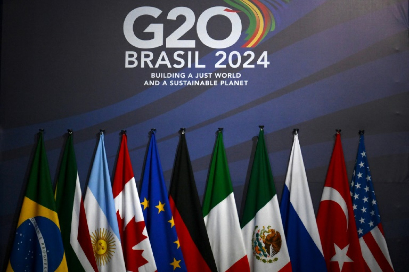 Les drapeaux des pays membres du G20 au Musée d'art moderne de Rio, où se tient le sommet du G20, le 17 novembre 2024 © Luis ROBAYO