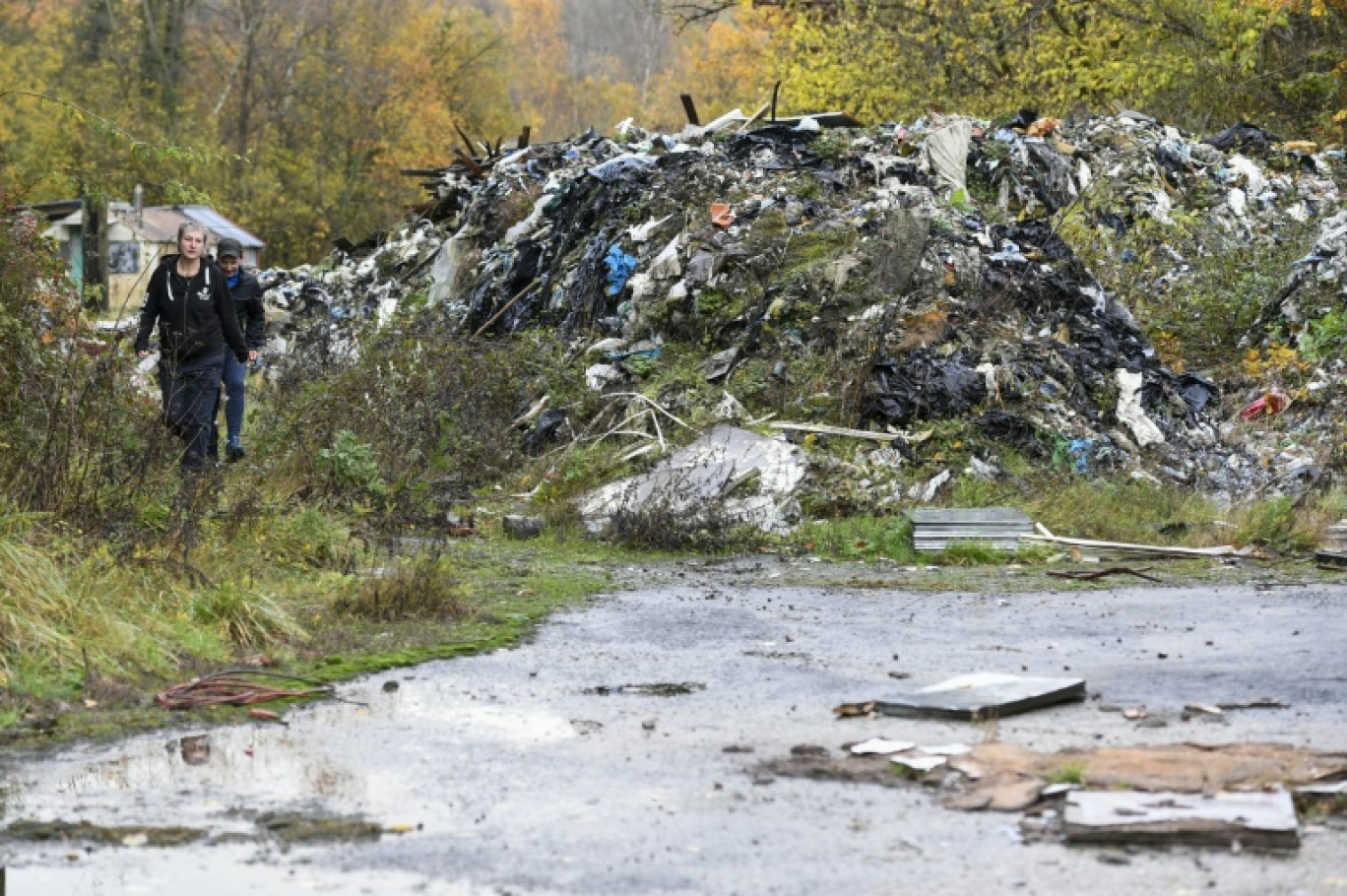 Des militants écologistes inspectent un site où s'entassent quelque 230 tonnes de déchets près de Rédange, en Moselle, le 15 novembre 2023 © Jean-Christophe VERHAEGEN