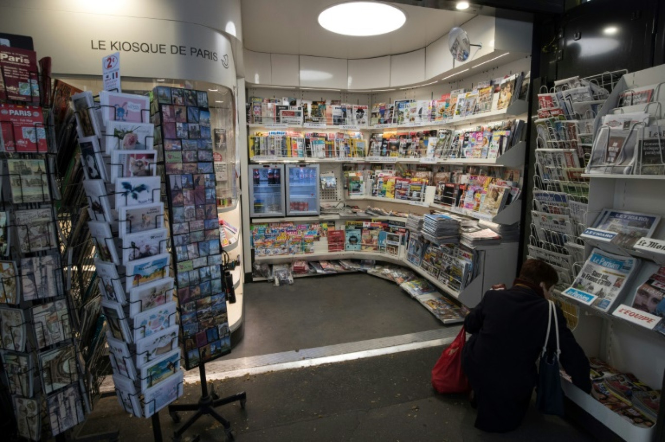 Un kiosque à journaux, le 21 mars 2020, à Paris © JOEL SAGET