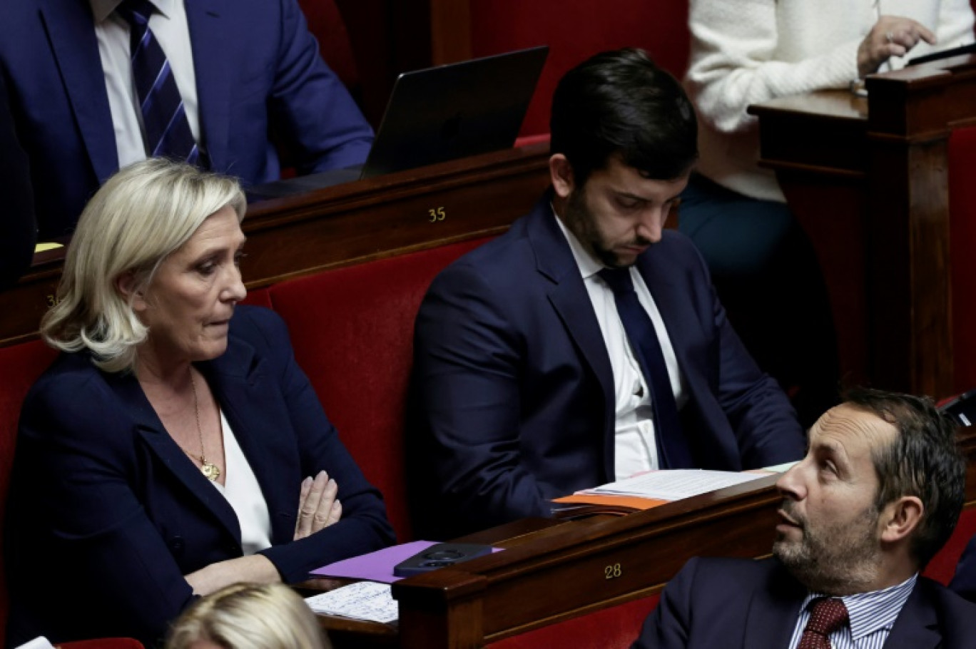 De g. à d. : les députés du Rassemblement national (RN) Marine Le Pen, Jean-Philippe Tanguy et Sébastien Chenu, le 31 octobre 2024 à l'Assemblée nationale, à Paris © STEPHANE DE SAKUTIN