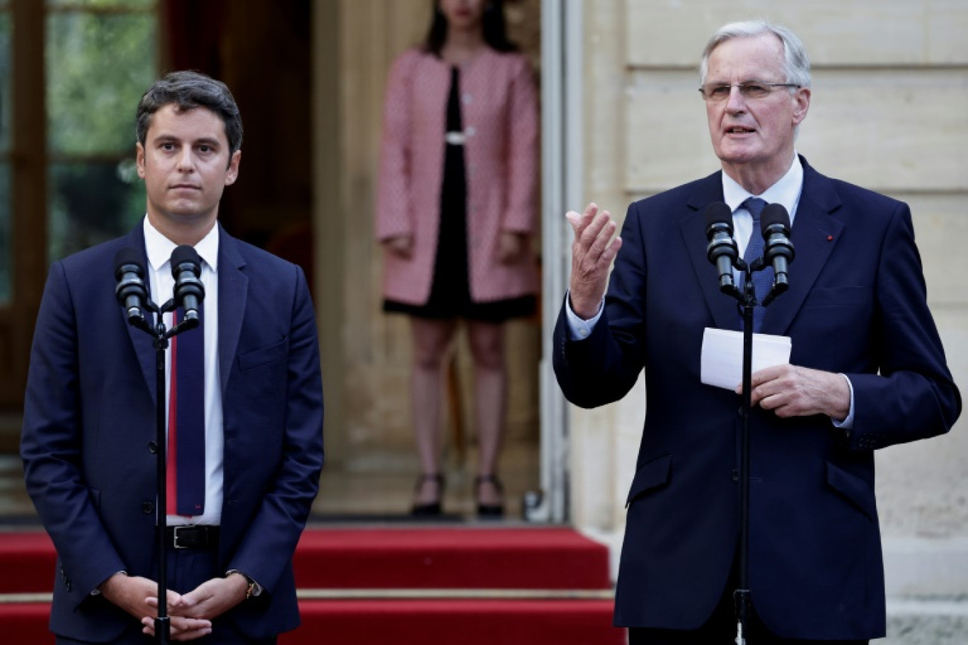 Gabriel Attal, à gauche, et Michel Barnier à droite, le 5 septembre 2024, à l'hôtel Matignon, à Paris © STEPHANE DE SAKUTIN