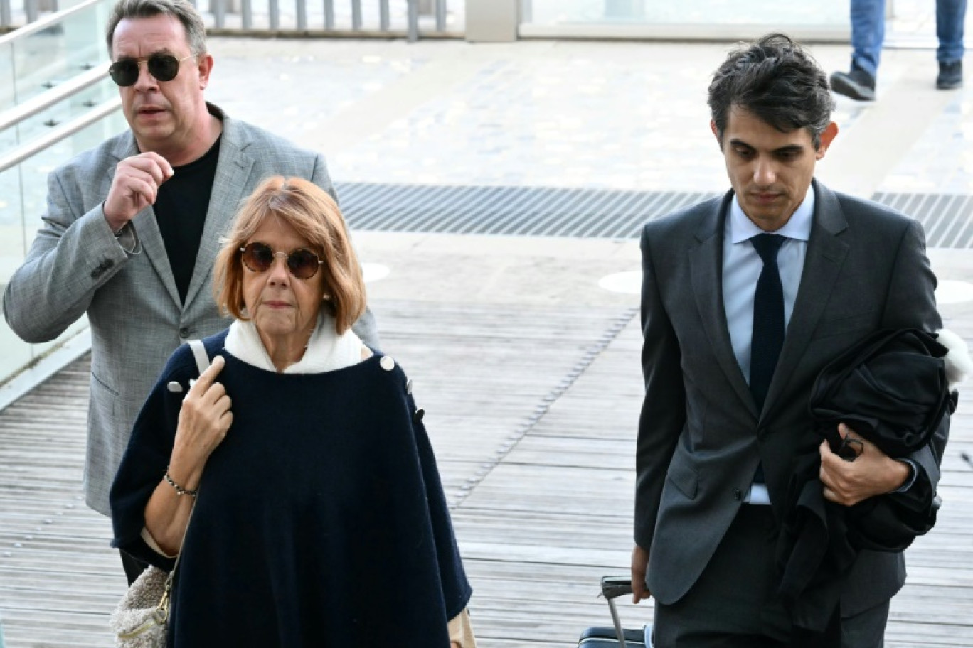 Gisèle Pelicot, accompagnée de son fils David (g) et de son avocat Me Stéphane Babonneau, arrive au palais de justice d'Avignon le 11 septembre 2024 © Christophe SIMON