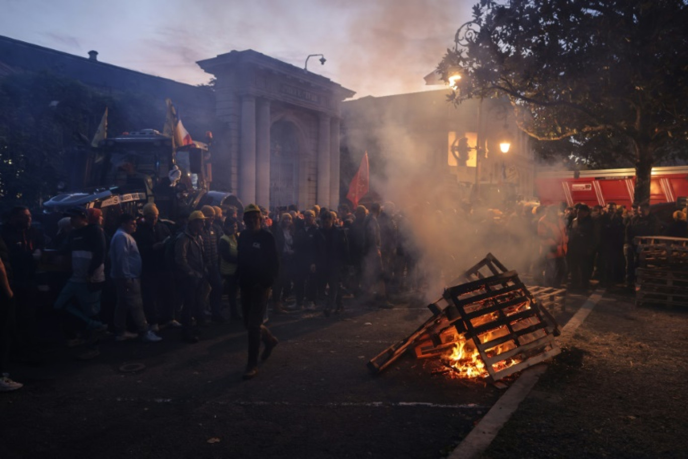 Un tracteur arborant un drapeau  CR de la Coordination Rurale est stationné à Beychac-et-Caillau, en Gironde, le 20 novembre 2024, au troisième de mobilisation des agriculteurs © Philippe LOPEZ