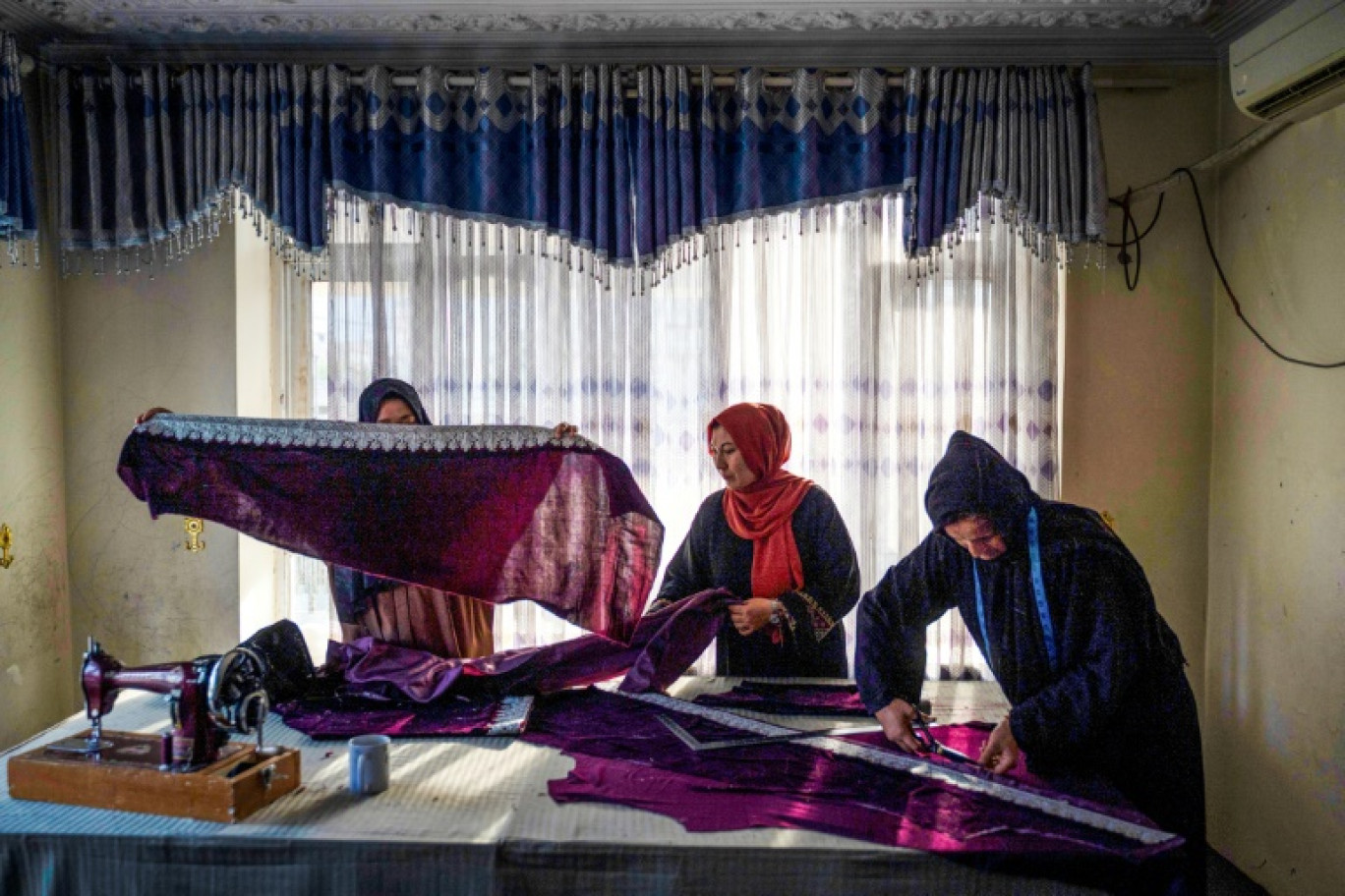 Des tisseuses travaillent dans un atelier de Kaboul, le 10 novembre 2024 © Wakil KOHSAR