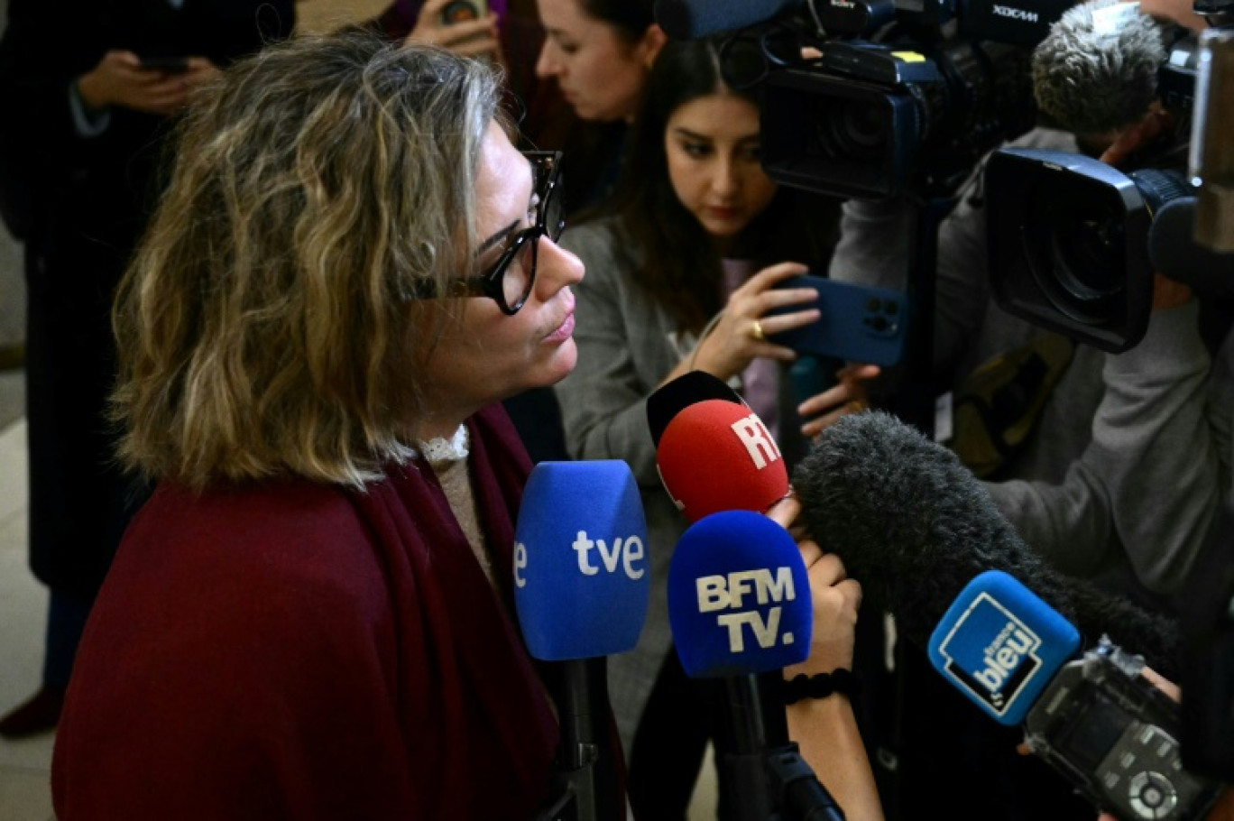 Caroline Darian, la fille de Gisèle Pelicot, parle à la presse à la sortie de la salle d'audience, le 18 novembre 2024 à Avignon © Christophe SIMON