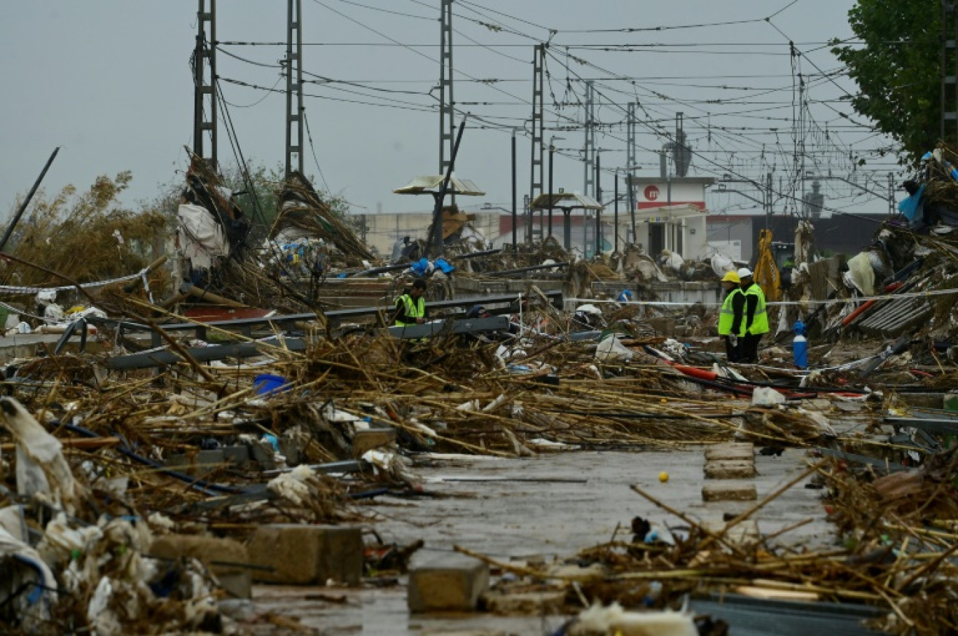 Des ouvriers au milieu des débris à Paiporta, dans la région de Valence, le 13 novembre 2024 en Esapgne © JOSE JORDAN