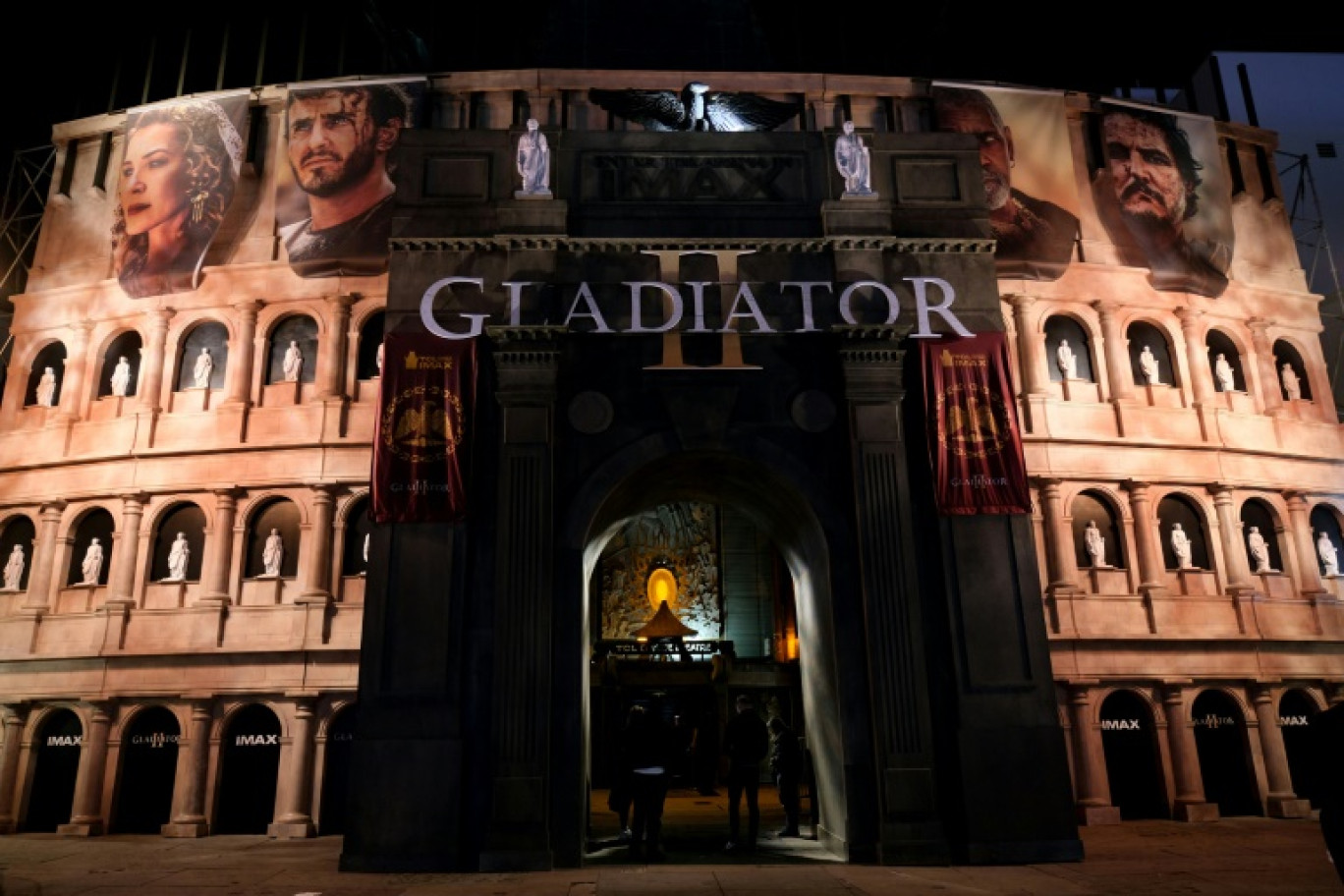 La cour du Chinese Theatre, célèbre cinéma de Los Angeles, transformée en une reproduction du Colisée pour le film "Gladiator II", le 19 novembre 2024 © Chris DELMAS