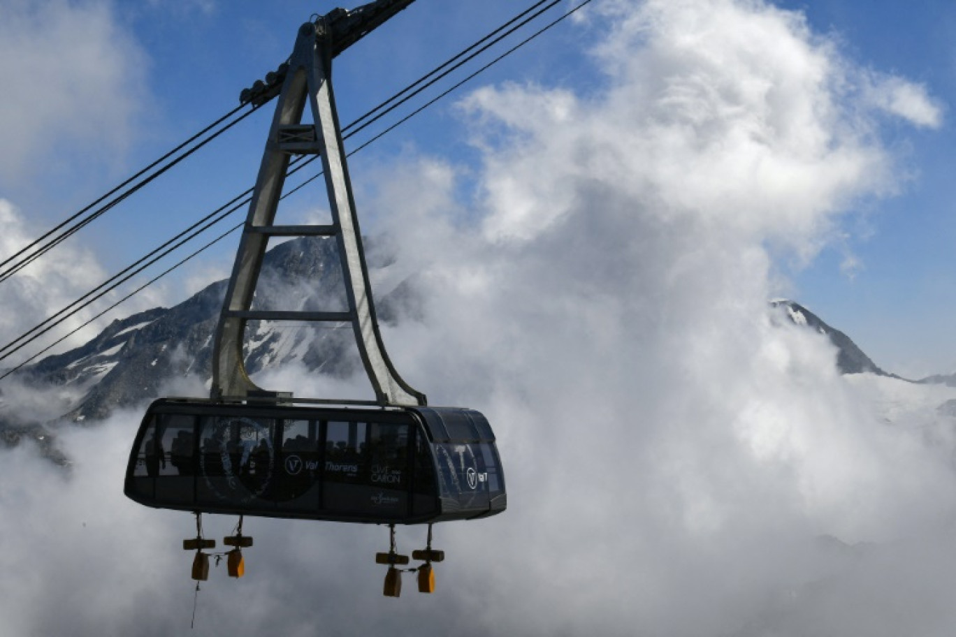 Une télécabine, qui transportait des ouvriers, s'est encastrée à grande vitesse mardi à son arrivée en gare dans la station de Val Thorens, en Savoie, faisant huit blessés dont deux graves © PHILIPPE DESMAZES