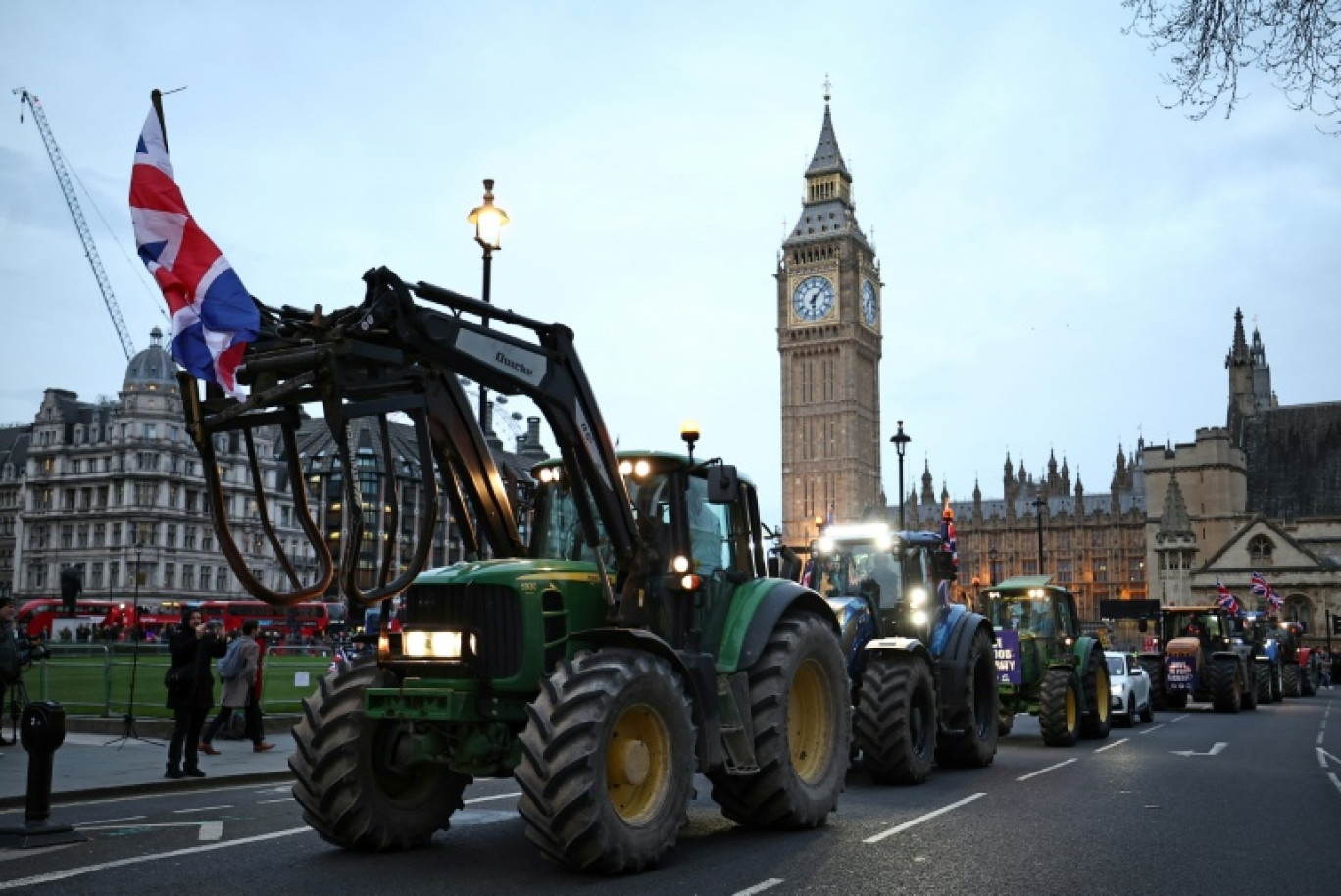 Des agriculteurs britanniques manifestent le 19 novembre 2024 devant le Parlement à Londres contre un projet de taxe sur la succession des exploitations © HENRY NICHOLLS