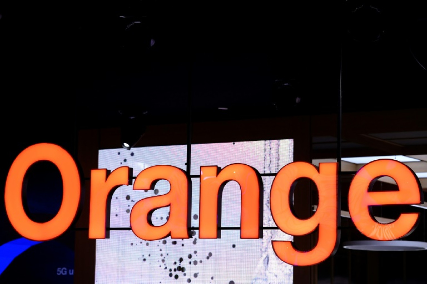 Logo du géant français des télécoms Orange logo au Salon mondial du Mobile de Barcelone le 2 mars 2022 © Josep LAGO