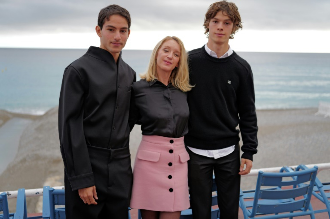 Les acteurs Sayyid El Alami (à gauche), Ludivine Sagnier et Paul Kircher posent durant un événement organisé pour le film "Leurs enfants après eux", au festival de Nice, le 30 septembre 2024 © Valery HACHE