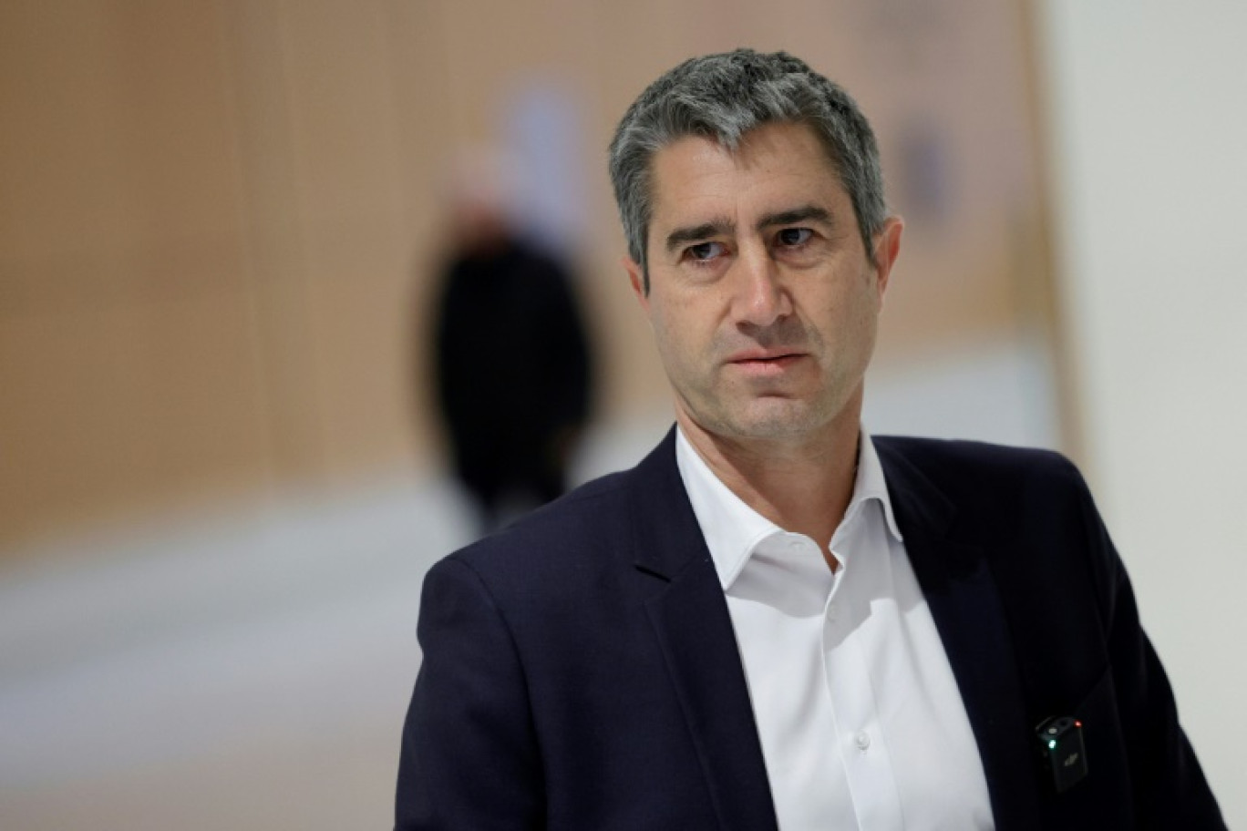 Le député François Ruffin arrive au palais de justice de Paris le 13 novembre 2024, pour l'ouverture du procès visant Bernard Squarcini, ancien chef des renseignements français, et neuf autres personnes accusées d'espionnage sur lui et son journal Fakir pour le groupe de luxe LVMH © GEOFFROY VAN DER HASSELT