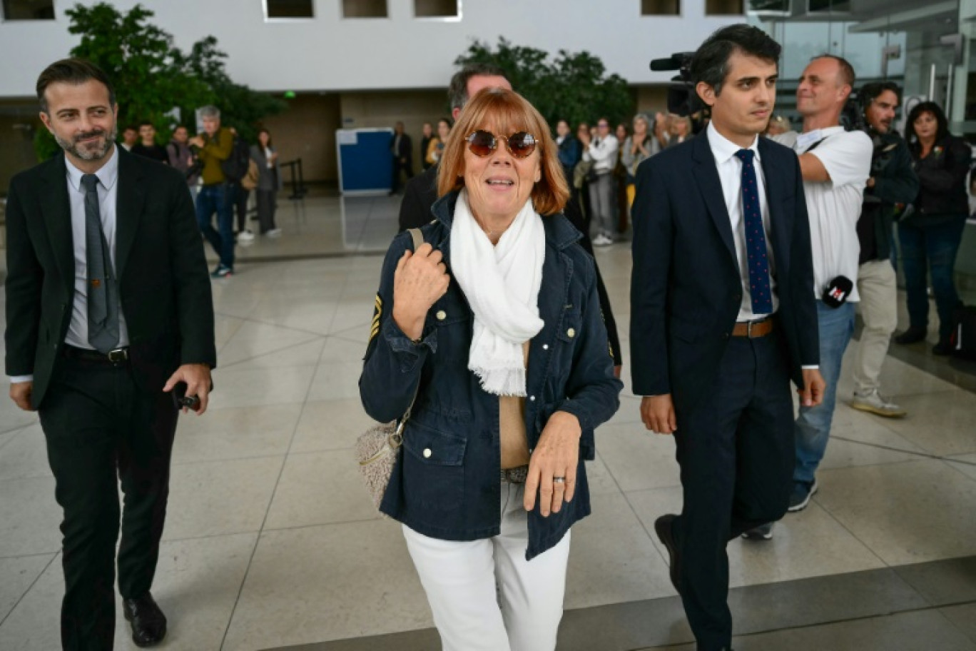 Gisèle Pelicot (c) arrive au tribunal d'Avignon accompagnée de ses avocats Stéphane Babonneau (d) et Antoine Camus (g), le 23 septembre 2024 © Christophe SIMON