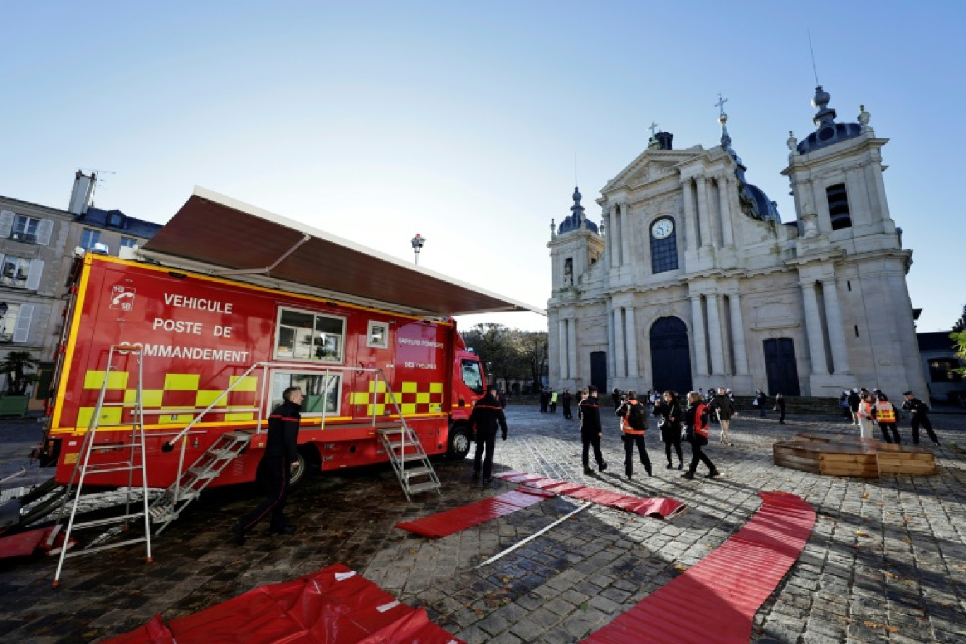 Des pompiers installent leur centre de commandement lors d'un exercice d'incendie grandeur nature à la cathédrale Saint-Louis de Versailles, le 20 novembre 2024 © STEPHANE DE SAKUTIN