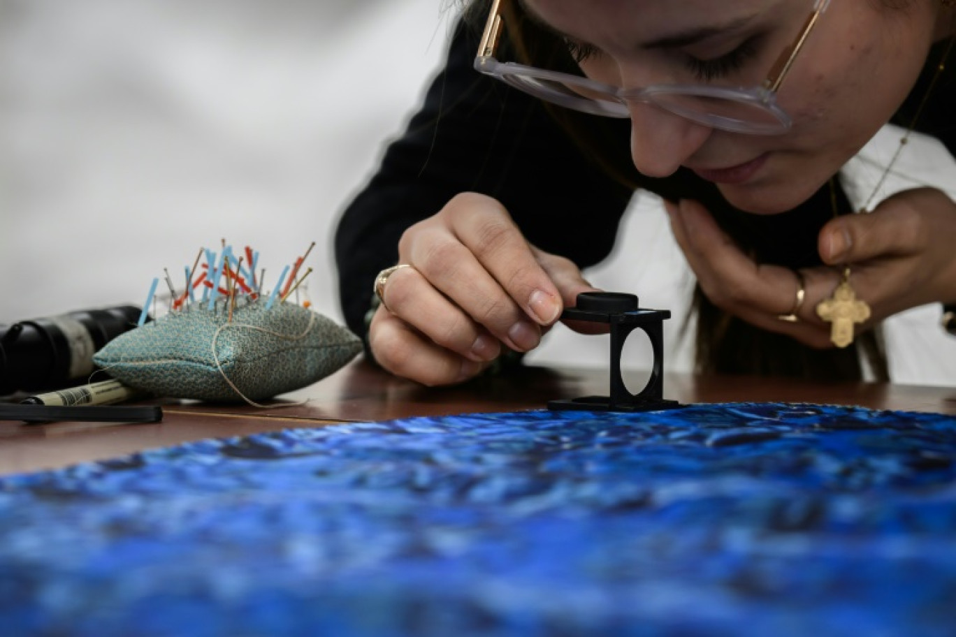 Restauration d'une pièce antique, au Musée des Tissus de Lyon, le 22 novembre 2024 © JEAN-PHILIPPE KSIAZEK