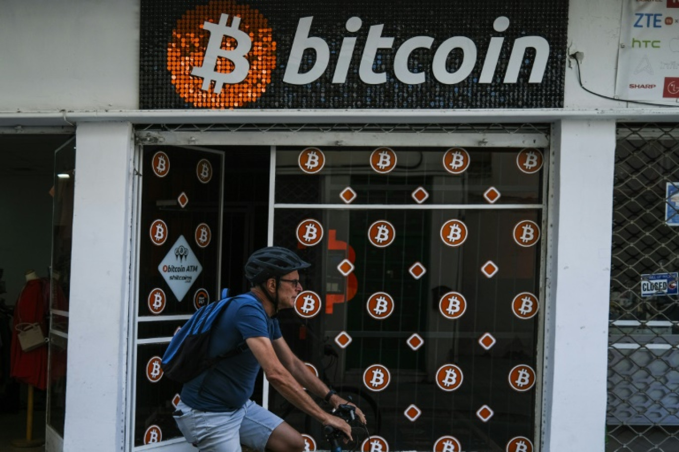 Un magasin faisant la promotion du bitcoin à Nicosie, Chypre, le 25 septembre 2024 © Jewel SAMAD