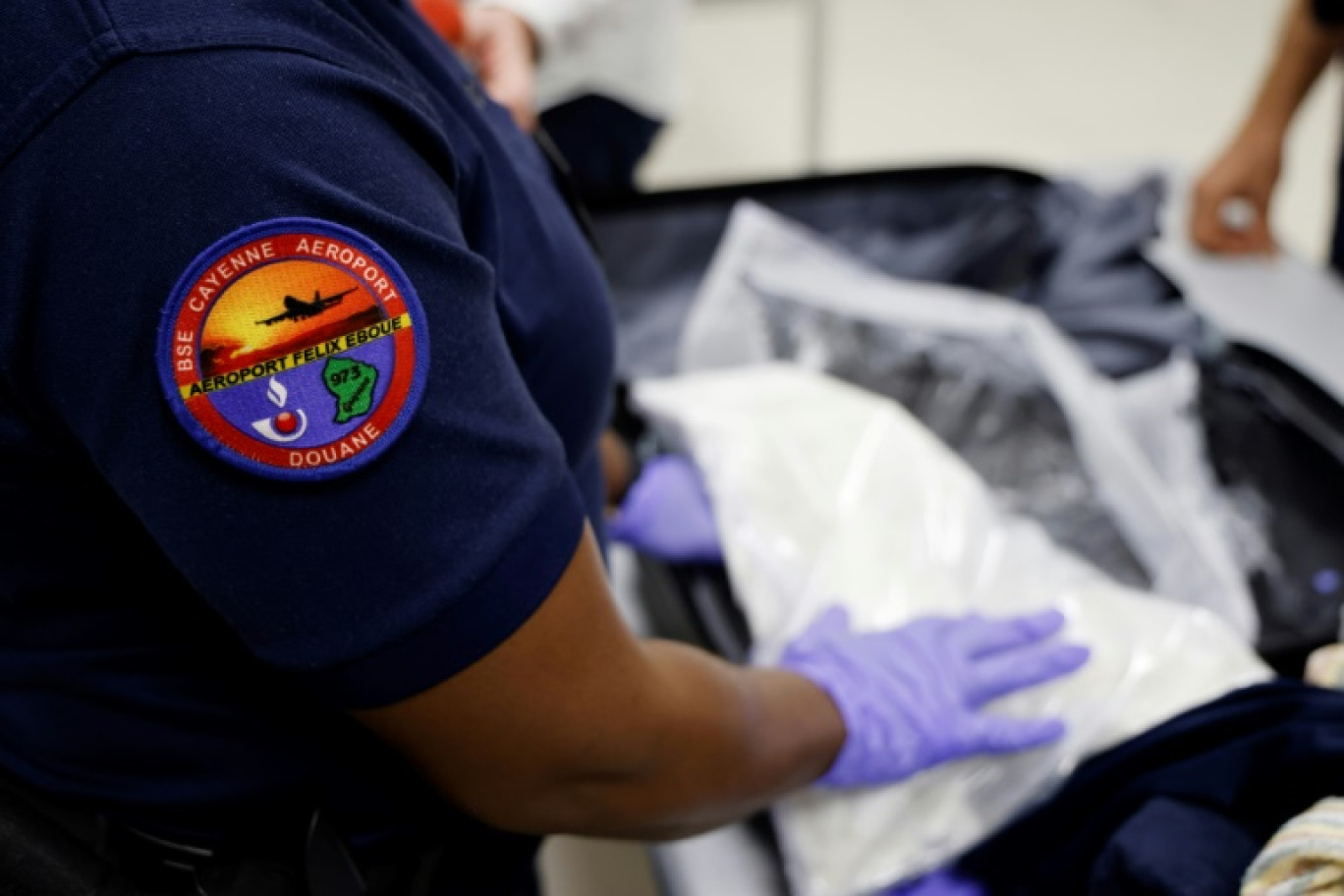 Des douaniers français découvrent de la cocaïne cachée dans la valise d'un passager à l'aéroport international Félix Eboué de Cayenne, en Guyane, le 24 mars 2024 © Ludovic MARIN