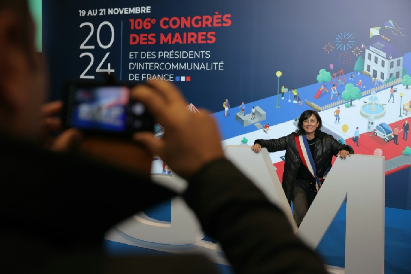 Une maire pose lors de la 106e session du Congrès des maires organisée par l'Association des maires de France (AMF), à Paris, le 19 novembre 2024 © Thomas SAMSON