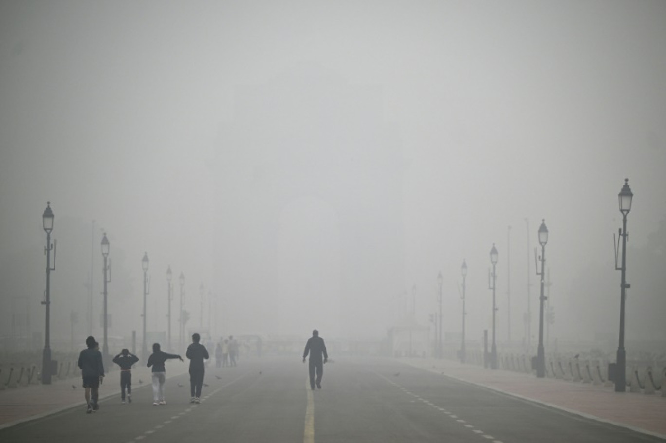 Un épais smog recouvre le boulevard Kartavya, à New Delhi, le 18 novembre 2024 © Sajjad HUSSAIN