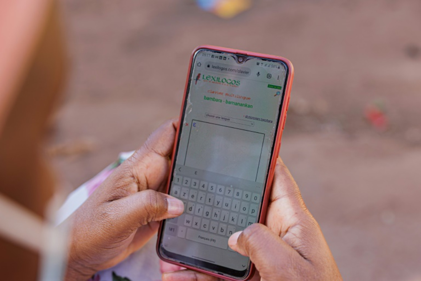 Un femme utilise son téléphone portable, à Bamako, le 9 novembre 2024 © -