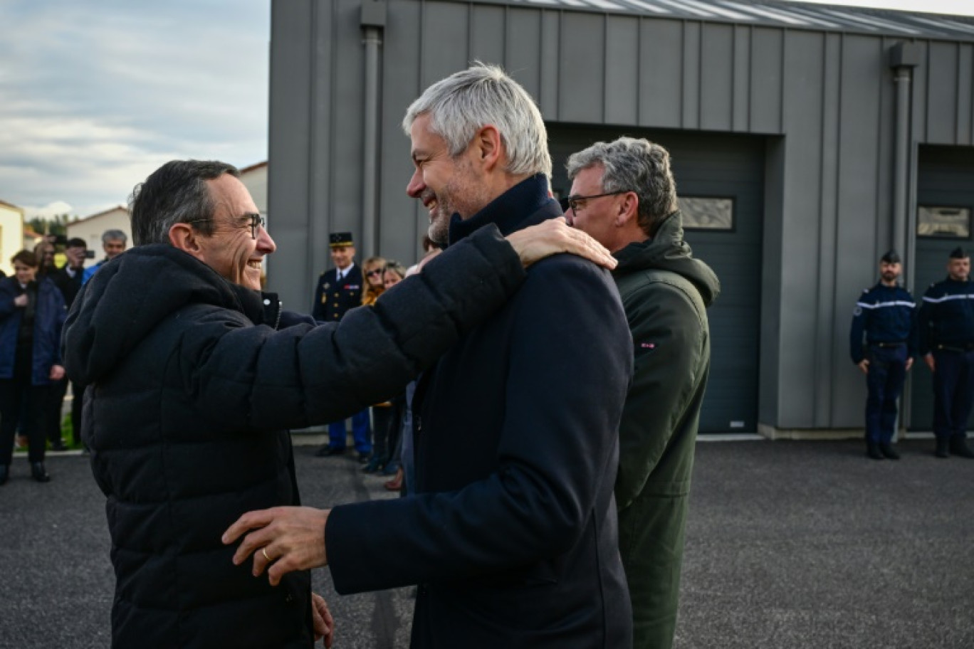 Le ministre de l'Intérieur Bruno Retailleau (g) et le président du groupe parlementaire de la Droite Républicaine Laurent Wauquiez (d) avant la visite d'une nouvelle caserne de gendarmes à Bas-en-Basset, le 22 novembre 2024 en Haute-Loire © OLIVIER CHASSIGNOLE