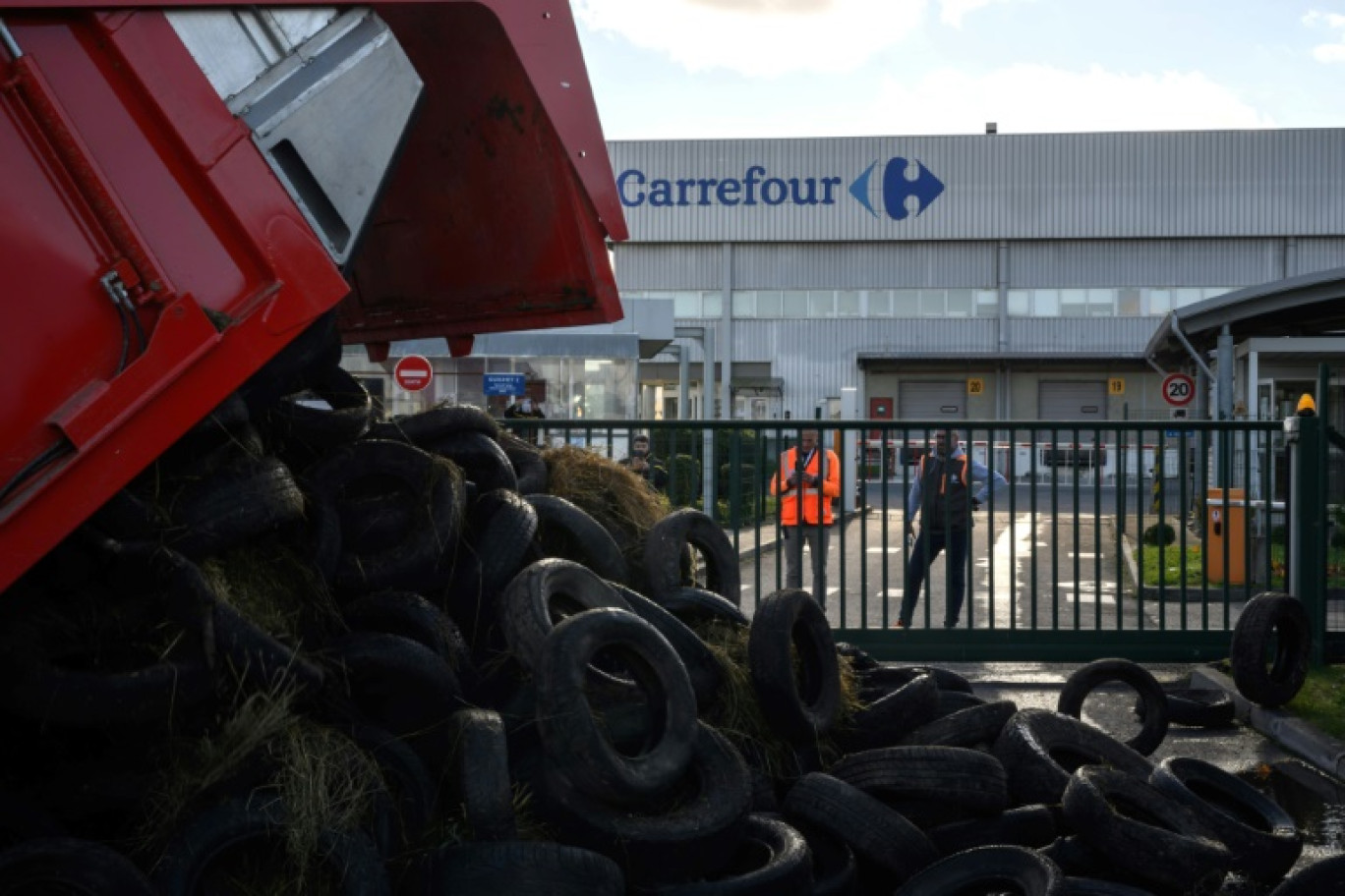 Des membres de la Coordination rurale de l'Aveyron bloquent l'entrée d'un supermarché à Colomiers, le 22 novembre 2024 en Haute-Garonne © Ed JONES